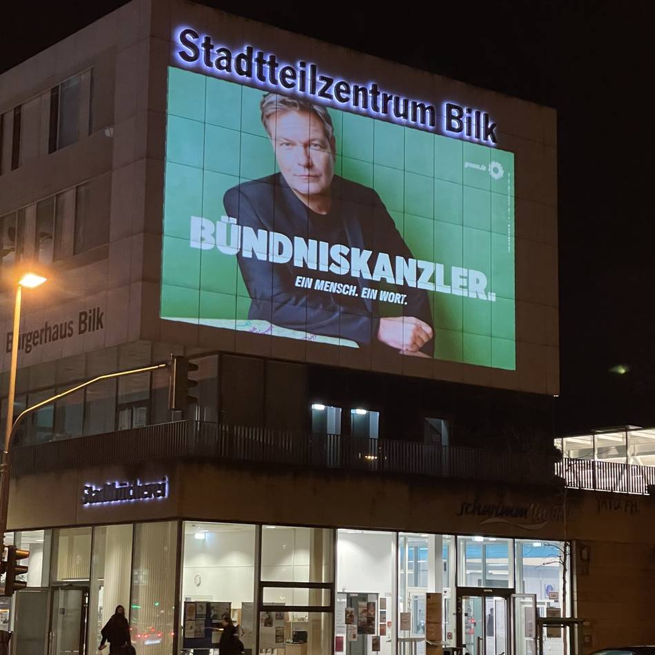 Wahlkampf-Aktion in Düsseldorf: Habeck-Projektion an Stadtteilzentrum in Bilk – Teures Nachspiel für die Grünen?