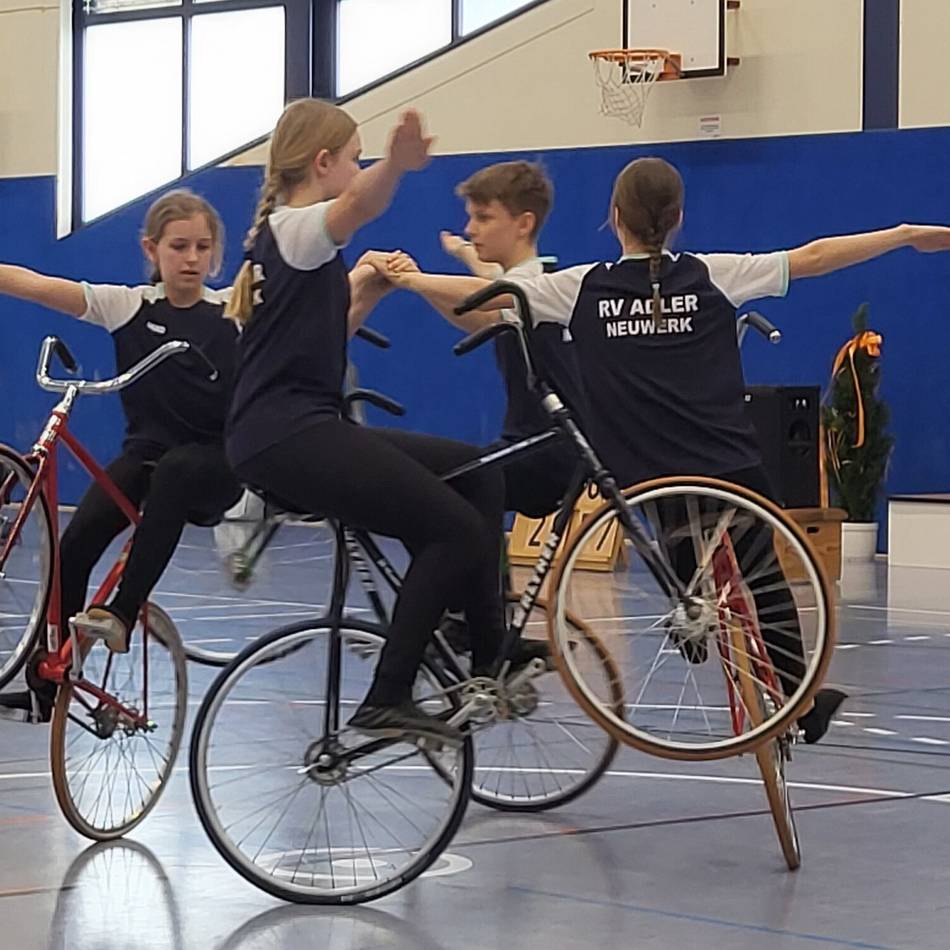 Mehrere Siege: Neuwerker Kunstradfahrerinnen räumen in Schiefbahn ab