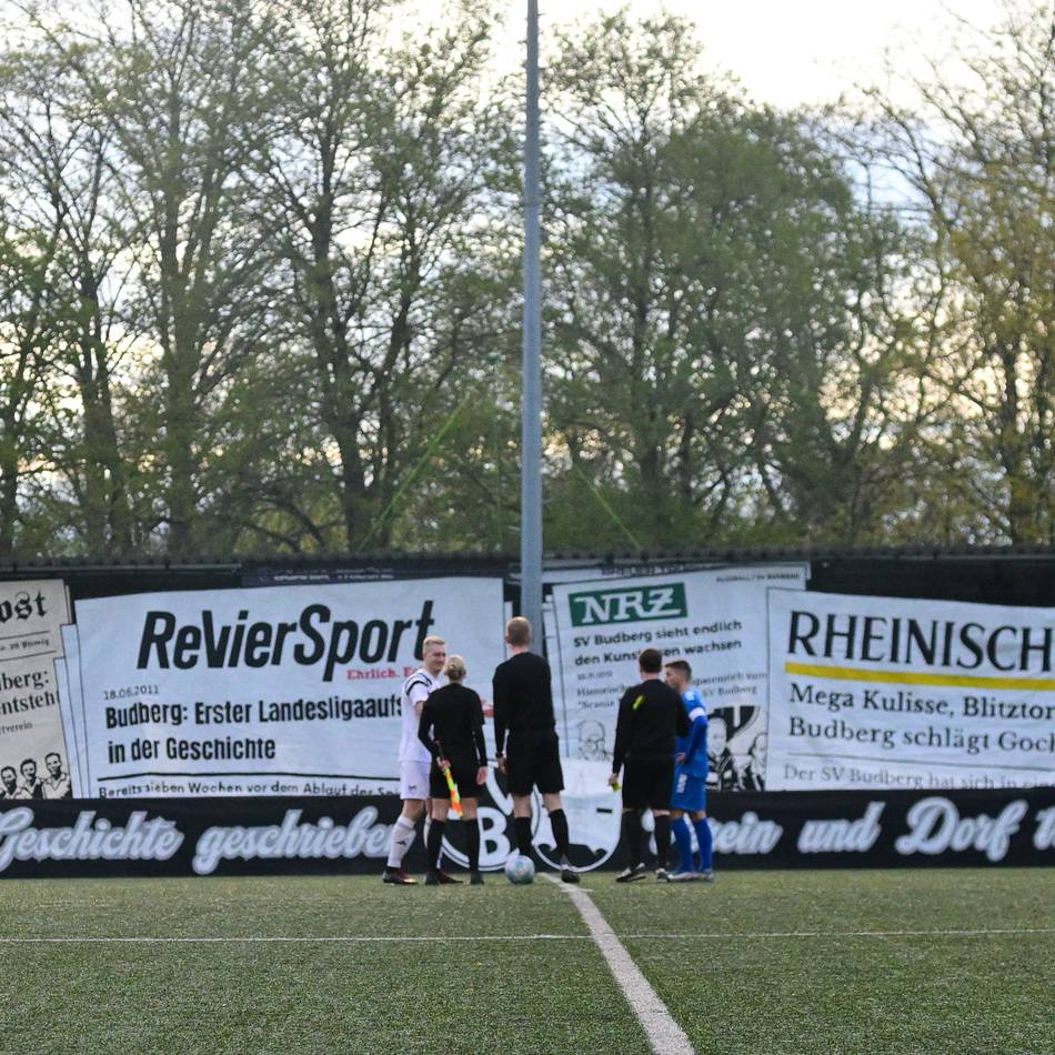 Beeindruckende Choreografie: SV Budberg feiert historische Spitzenreiter-Geburtstagsparty