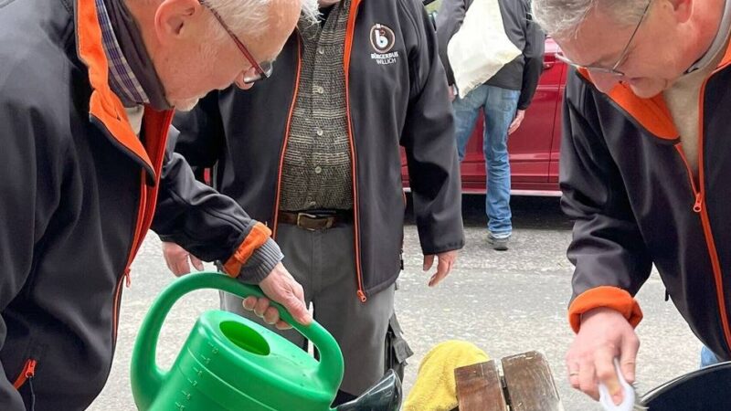 An den Haltestellen in Willich: Bürgerbusvereine sorgen für saubere Stehhilfen