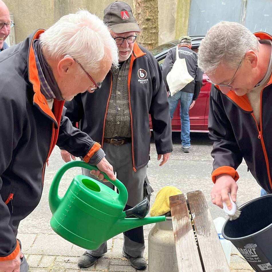 An den Haltestellen in Willich: Bürgerbusvereine sorgen für saubere Stehhilfen
