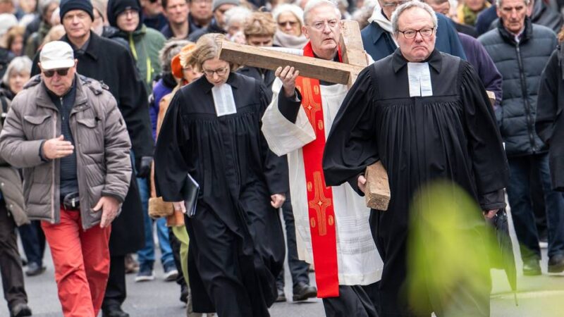 Ökumenische Prozession an Karfreitag: 250 Pilger ziehen für Frieden und Liebe durch Düsseldorf