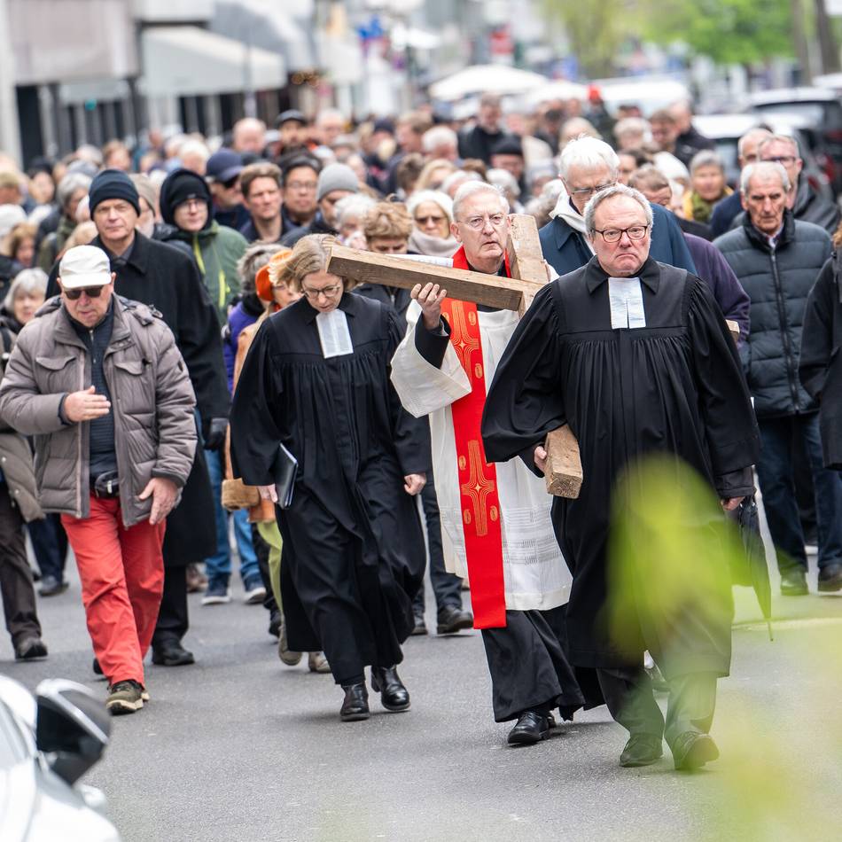 Ökumenische Prozession an Karfreitag: 250 Pilger ziehen für Frieden und Liebe durch Düsseldorf