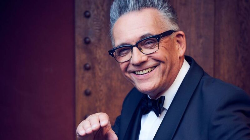 Live-Konzert in Rheinberg: Götz Alsmann und Band bringen Jazzschlager in die Stadthalle