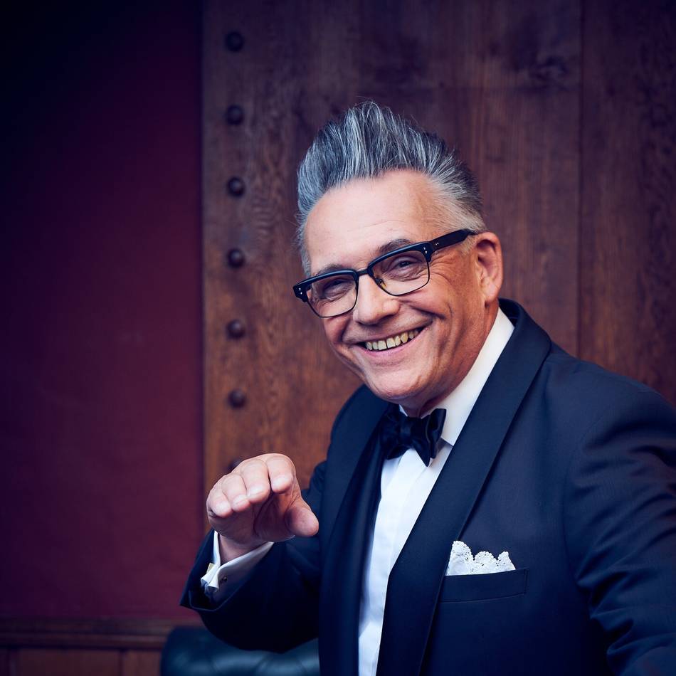 Live-Konzert in Rheinberg: Götz Alsmann und Band bringen Jazzschlager in die Stadthalle