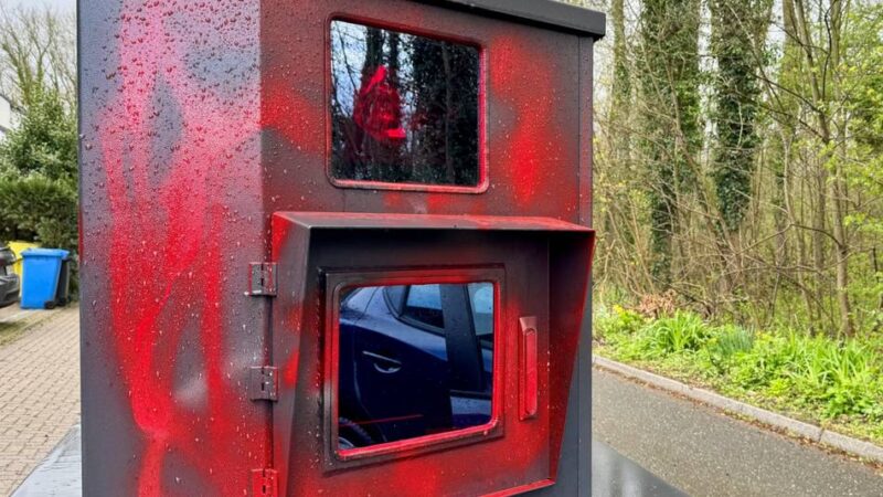 Stadt erstattet Anzeige: Farb-Attacke auf mobilen Blitzer in Neuss