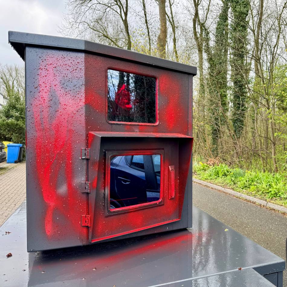 Stadt erstattet Anzeige: Farb-Attacke auf mobilen Blitzer in Neuss