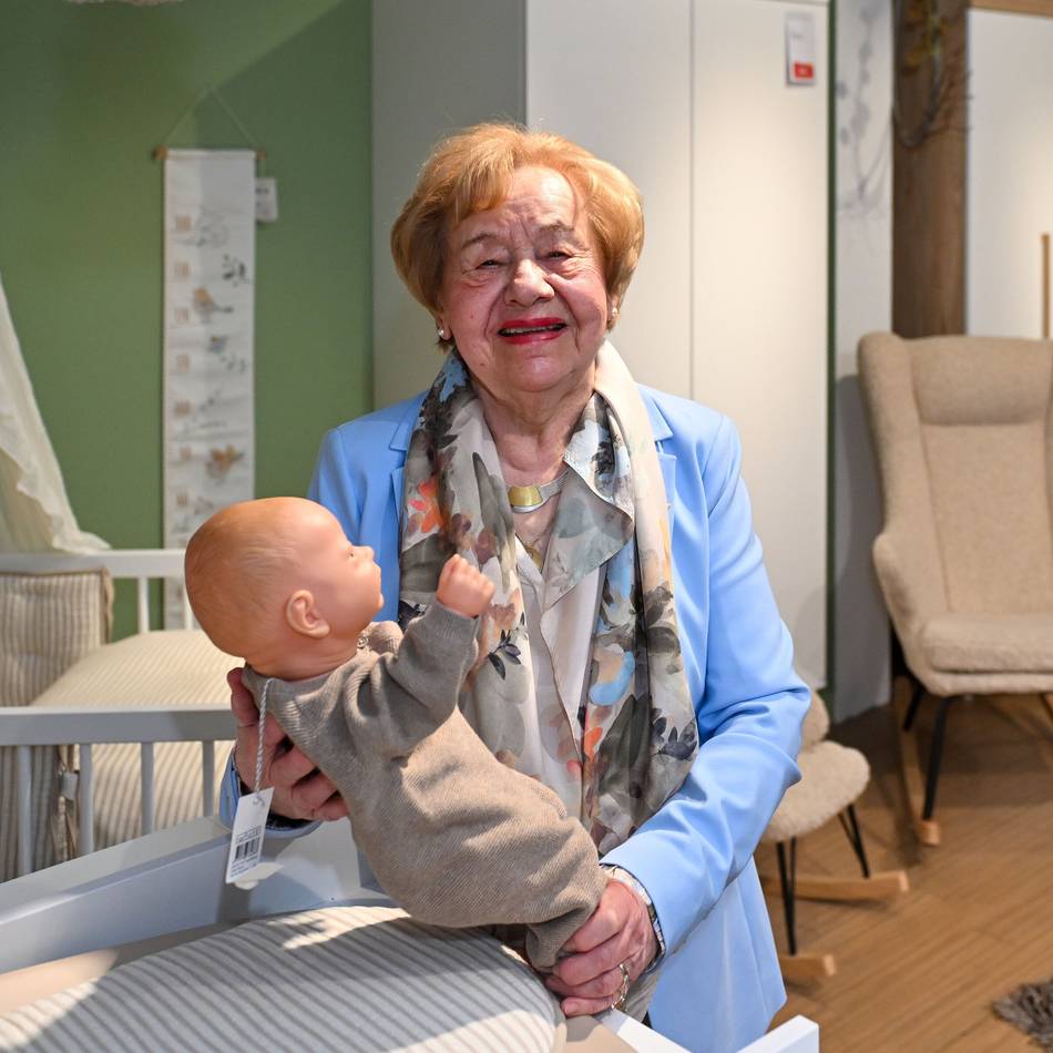 Baby-Ausstattung ist ihre Welt: Mit 84 Jahren immer noch im Geschäft
