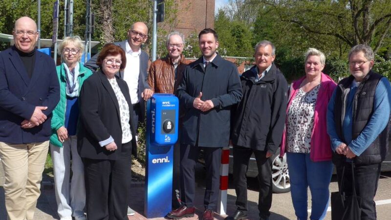 Neue E-Ladesäule in Rheinberg: Barrierefrei Strom tanken am Kattewall