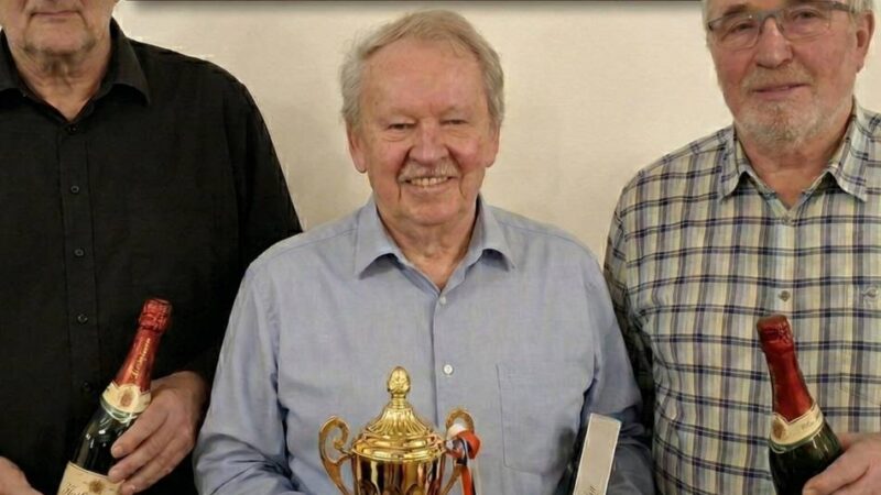 Pokal für den Turniersieg : Das sind die Gewinner des Doppelkopf-Turniers in Wardt