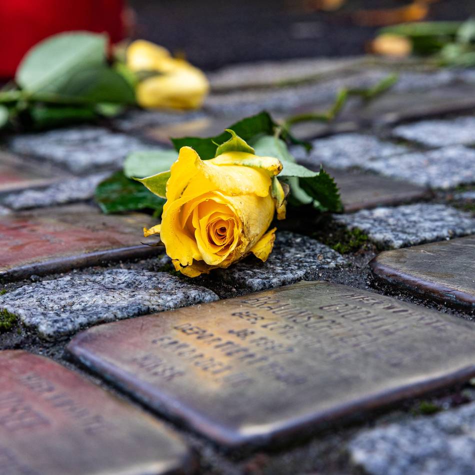 Veranstaltung der VHS: Spaziergang zu den Stolpersteinen in der Düsseldorfer Altstadt