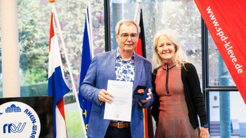 Im Klever Euregio-Forum: Sozialdemokrat Josef Gietemann mit Porzellan-Rose ausgezeichnet