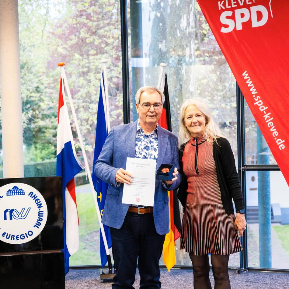Im Klever Euregio-Forum: Sozialdemokrat Josef Gietemann mit Porzellan-Rose ausgezeichnet