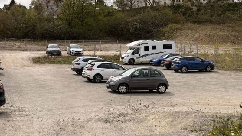 Rot-Kreuz-Straße in Wermelskirchen: Asphaltarbeiten ab Montag – Parkplatz gesperrt