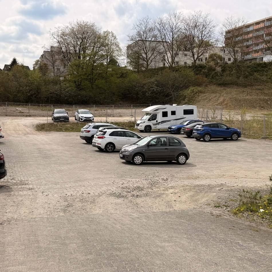 Rot-Kreuz-Straße in Wermelskirchen: Asphaltarbeiten ab Montag – Parkplatz gesperrt
