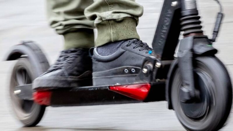 Verkehrskontrolle in Wermelskirchen: Polizei stoppt Zwölfjährigen auf illegalem Scooter