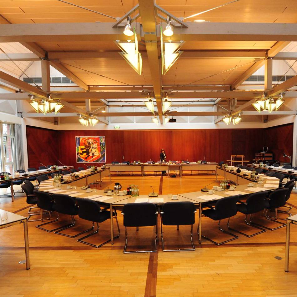 Peinliche Panne vor Schweigeminute: Plötzlich ertönt AC/DC im Rat – Fremdschämen in Grevenbroich