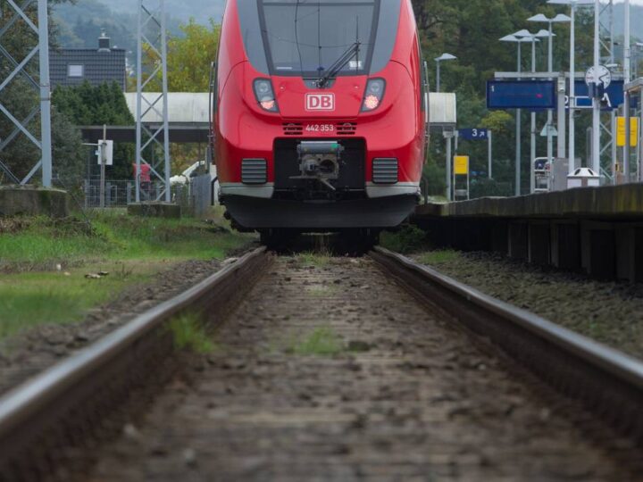 Ärger bei Pendlern: Haie-Fan kann nach Spielen nicht mehr direkt nach Hause