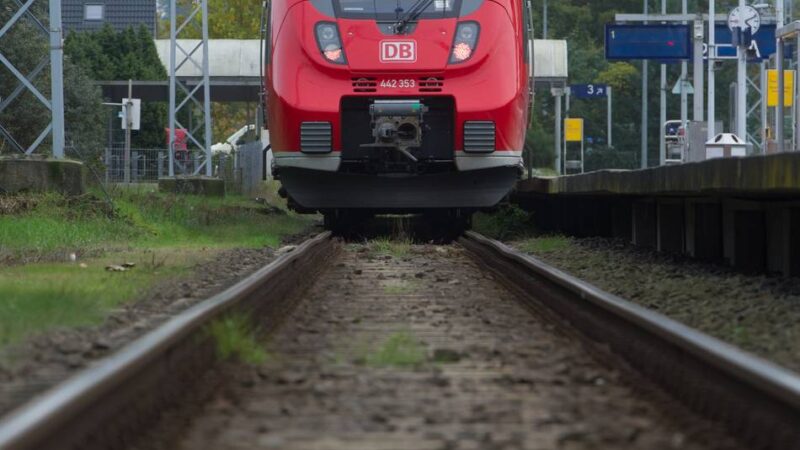 Ärger bei Pendlern: Haie-Fan kann nach Spielen nicht mehr direkt nach Hause