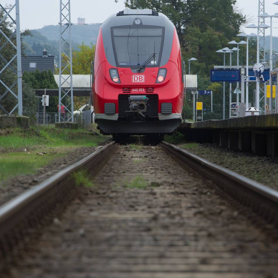 Ärger bei Pendlern: Haie-Fan kann nach Spielen nicht mehr direkt nach Hause