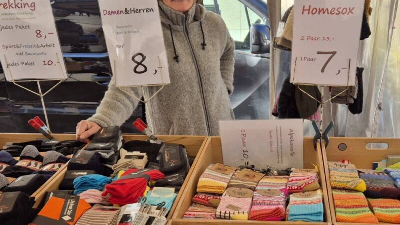 Stände in der Neusser Innenstadt: Krammarkt-Saison startet sonnig und mit Schnäppchen