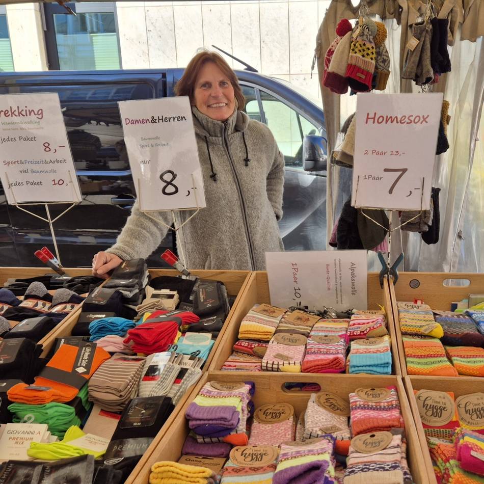 Stände in der Neusser Innenstadt: Krammarkt-Saison startet sonnig und mit Schnäppchen