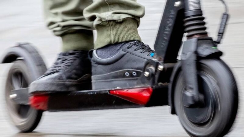 Nach schwerem Unfall in Grevenbroich: Flott und gefährlich – Polizei warnt E-Scooter-Fahrer