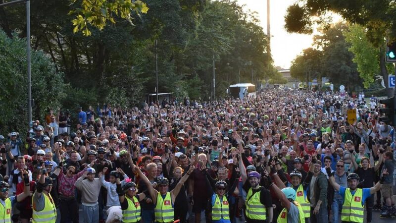 Am 23. April in Düsseldorf: Rollnacht-Saison startet mit Jubiläumsfahrt – das sind alle Termine 2026