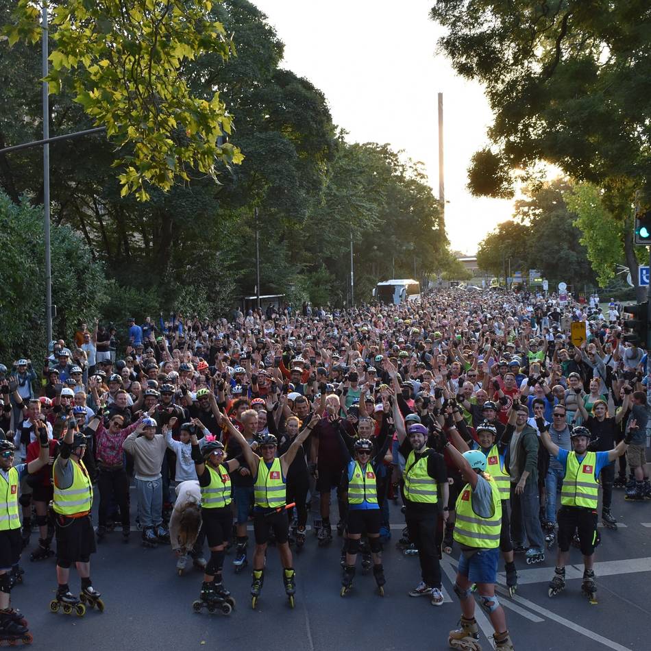 Am 23. April in Düsseldorf: Rollnacht-Saison startet mit Jubiläumsfahrt – das sind alle Termine 2026