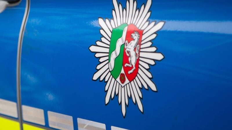 Verdächtiger ermittelt: Beamter schreibt Knöllchen in Remscheid – Fahrer fährt ihn mit Vollgas an