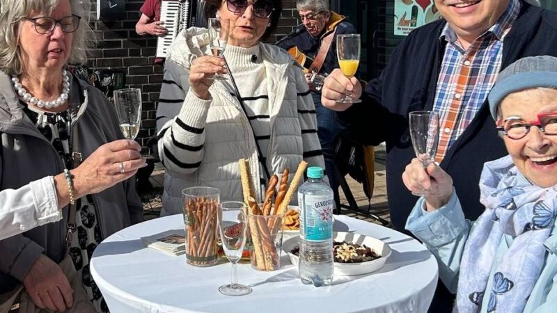 Interessante Gespräche bei gutem Wetter: Erkelenzer Plauderbank an der Stadthalle feiert Saisoneröffnung