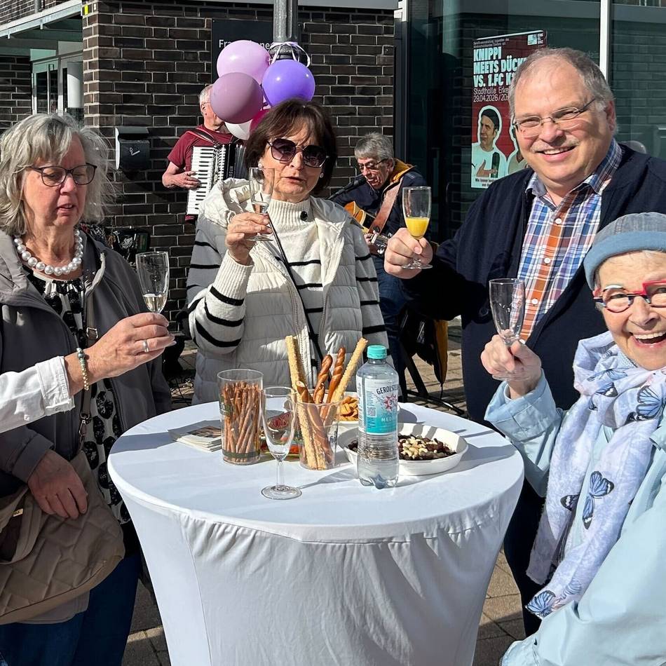 Interessante Gespräche bei gutem Wetter: Erkelenzer Plauderbank an der Stadthalle feiert Saisoneröffnung