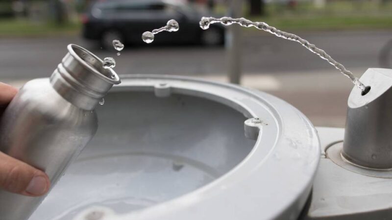 Aktion in Düsseldorf: Stadt verteilt kostenlose Trinkflaschen an Familien