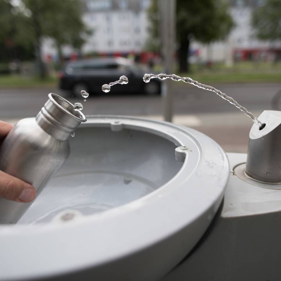 Aktion in Düsseldorf: Stadt verteilt kostenlose Trinkflaschen an Familien