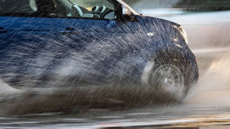 Unfall in Ratingen: Drei Wagen kollidieren wegen Aquaplaning auf der A52