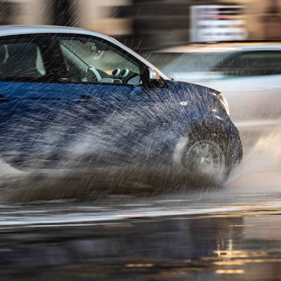 Unfall in Ratingen: Drei Wagen kollidieren wegen Aquaplaning auf der A52