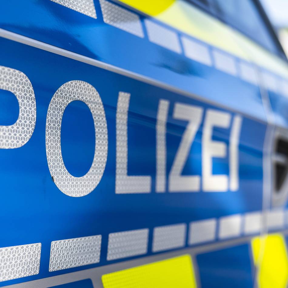 Unfallflucht in Dinslaken: Mercedes schleudert in Gegenverkehr – Fahrer flüchtet