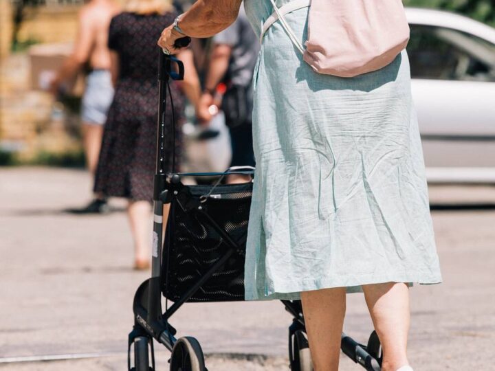 Mitten in Dinslaken: 80-Jährige vor Supermarkt ausgeraubt
