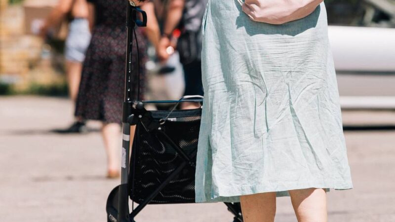 Mitten in Dinslaken: 80-Jährige vor Supermarkt ausgeraubt