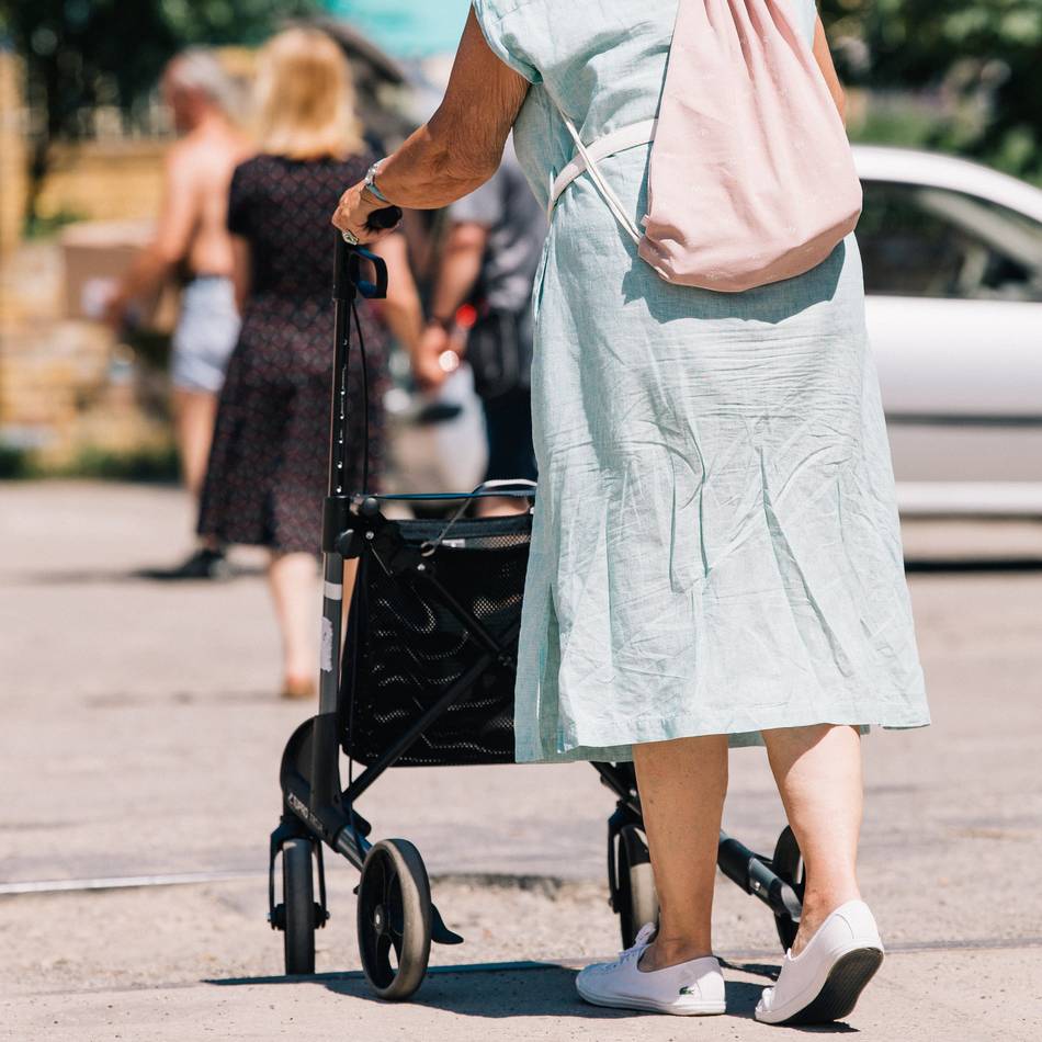 Mitten in Dinslaken: 80-Jährige vor Supermarkt ausgeraubt