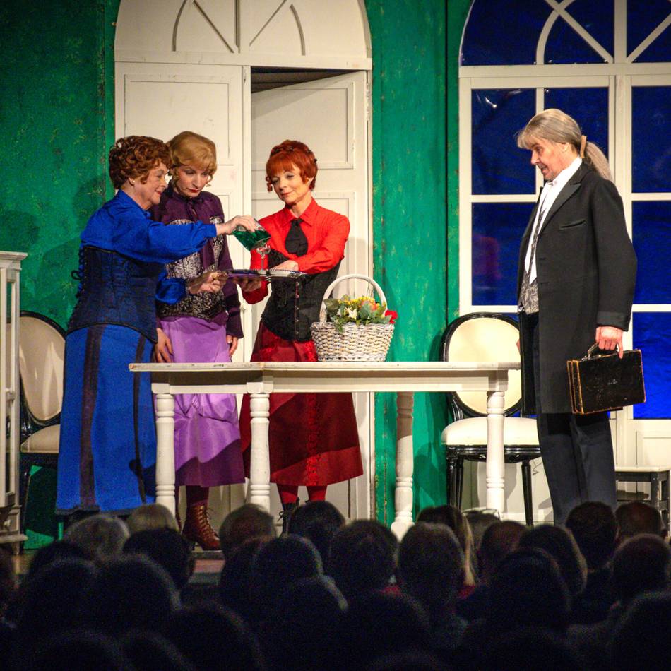 Theater in Erkelenz: Drei Schwestern und ihr untreuer Diener