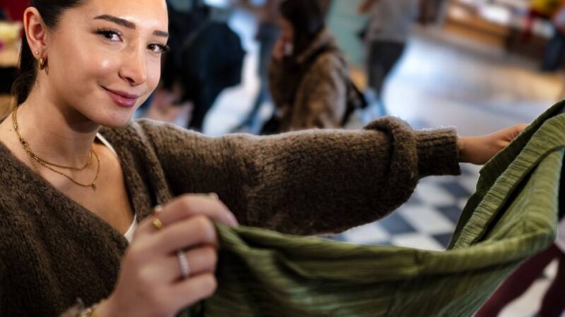 Stadtbibliothek Langenfeld: Nachhaltige Mode zwischen Bücherregalen