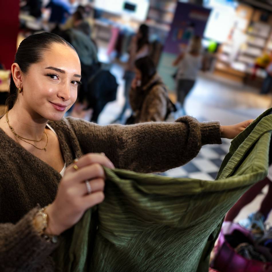 Stadtbibliothek Langenfeld: Nachhaltige Mode zwischen Bücherregalen