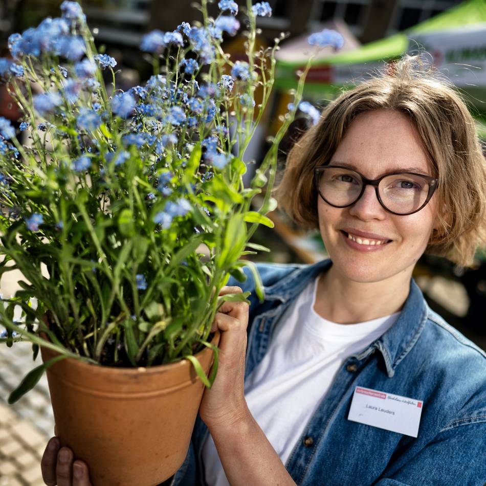 Vor der Stadhalle: Großes Interesse an der ersten Pflanzen- und Saatgut-Tauschbörse in Langenfeld