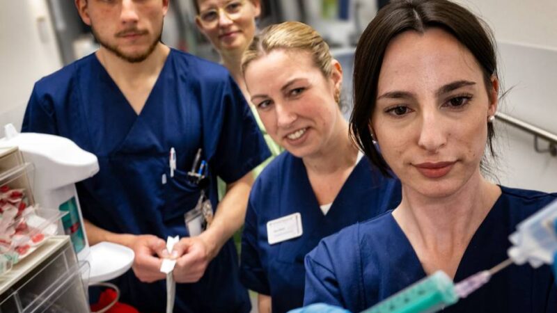 GFO Klinik in Langenfeld-Richrath: Angehende Pflegerinnen und Pfleger beeindrucken den Geriatrie-Chefarzt