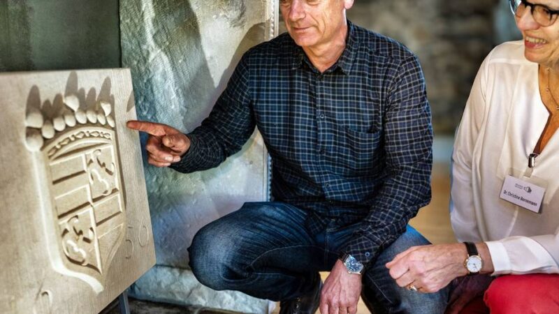 Wasserburg Haus Graven in Langenfeld: Rekonstruiertes Allianzwappen schmückt das Trauzimmer im Roten Salon