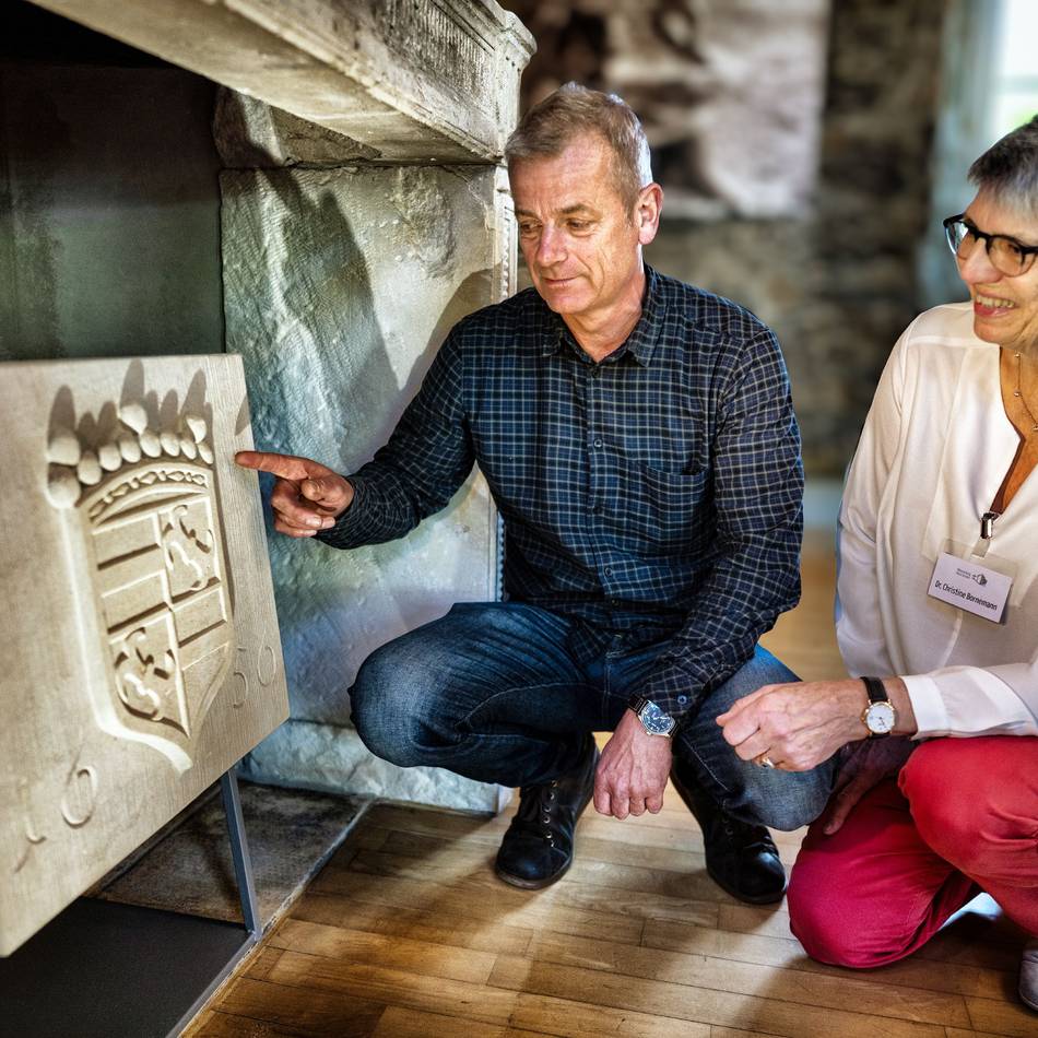 Wasserburg Haus Graven in Langenfeld: Rekonstruiertes Allianzwappen schmückt das Trauzimmer im Roten Salon