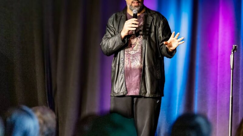 Bürgerhaus Baumberg: Abdelkarim zündet ein Gagfeuerwerk