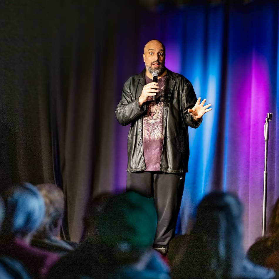 Bürgerhaus Baumberg: Abdelkarim zündet ein Gagfeuerwerk