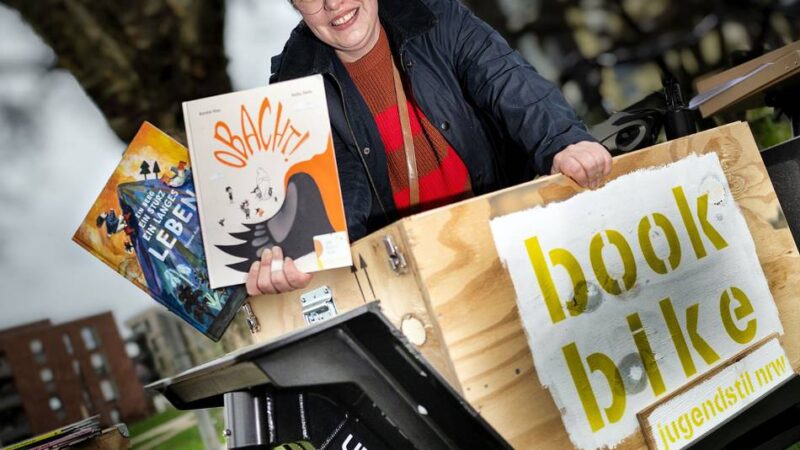 Auf Monheimer Spielplätzen: Kinder freuen sich über das Bookbike